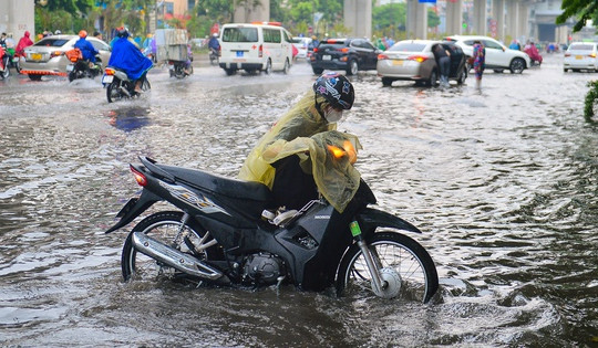 Ảnh nhiều tuyến phố Hà Nội ngập sâu sau khi đón cơn mưa giải nhiệt