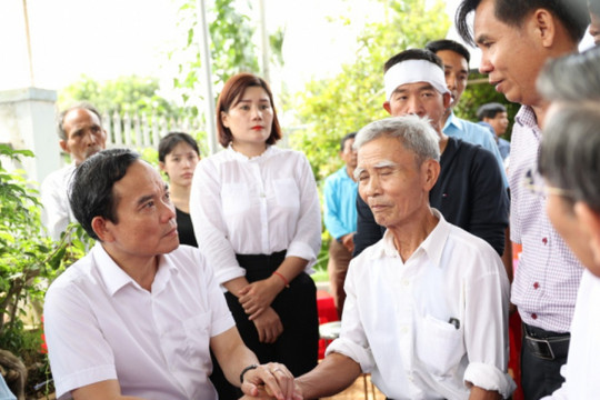 Phó Thủ tướng Trần Lưu Quang thăm, viếng gia đình các nạn nhân vụ nổ súng tại Đắk Lắk