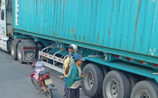 Hai mẹ con bị xe container cán tử vong khi qua vòng xoay "tử thần"