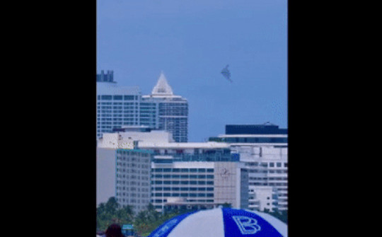 Video: Oanh tạc cơ "bóng ma bầu trời" B-2 bay sát tòa nhà cao tầng kinh ngạc