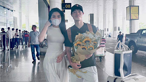 Cô gái gây sốt khi chụp ảnh với Văn Toàn ở sân bay là ai?