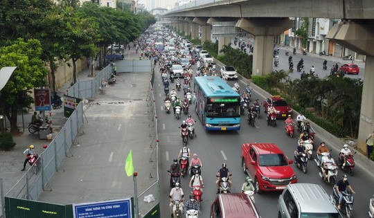 Tuyến đường đông đúc nhất Thủ đô: Bao giờ thoát nạn lô cốt?