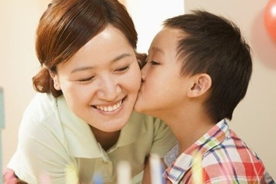 Bố mẹ dạy con lòng biết ơn từ sớm trẻ lớn lên sẽ lạc quan yêu đời
