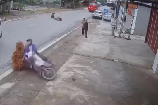 Clip: Chạy xe bất cẩn, nữ tài xế rước họa vào thân, gây tai nạn cho "người vận chuyển" vải thiều