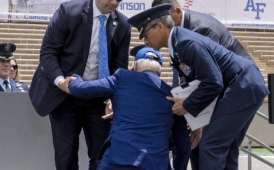 Điều khiến ông Biden phải hoãn họp với Tổng thư ký NATO