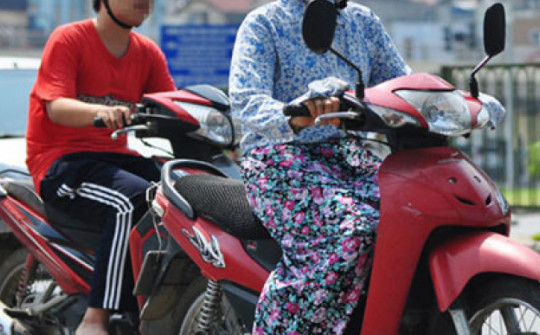 Người phụ nữ nhập viện cấp cứu vì áo chống nắng vướng vào bánh xe