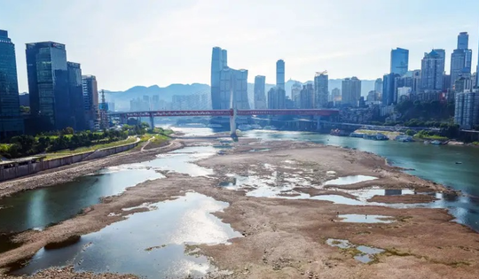 Trung Quốc kêu gọi dân tiết kiệm điện hết mức vì nắng 'ngộp thở', sông cạn đáy