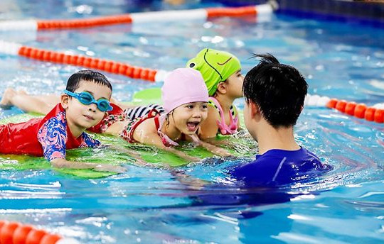Dạy trẻ học bơi, địa phương muôn cách làm riêng