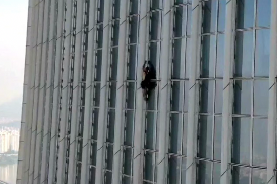 Chàng trai 24 tuổi bị bắt khi leo tòa nhà chọc trời ở Hàn Quốc bằng tay không