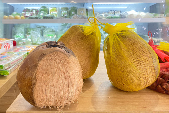 Hơn 200.000 đồng/quả dừa độc lạ, khách vẫn nườm nượp mua