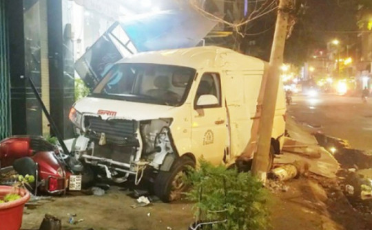 Ô tô nghi đuổi cướp tông nhiều xe máy, làm gãy cột điện ở Bình Tân