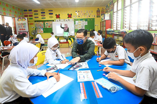 Malaysia tìm cách đưa học sinh trở lại trường