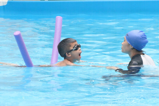Trường Tiểu học Sơn Lộc chú trọng kỹ năng bơi cho học sinh trong hè