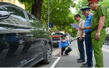 Hàng loạt bãi xe ở Hà Nội bị xử lý