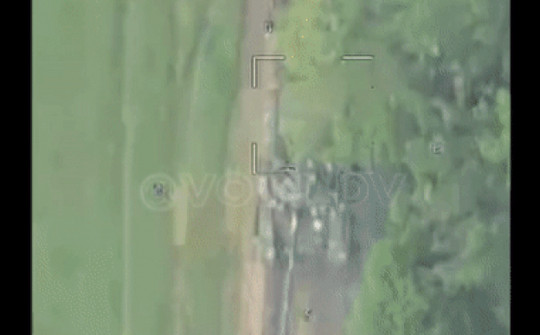 Video: Xe tăng Ukraine chèn lên xe bọc thép đồng đội khi UAV Nga tập kích