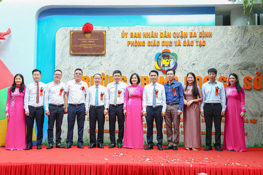 Trường THCS Thành Công được gắn biển Công trình cấp Thành phố Hà Nội