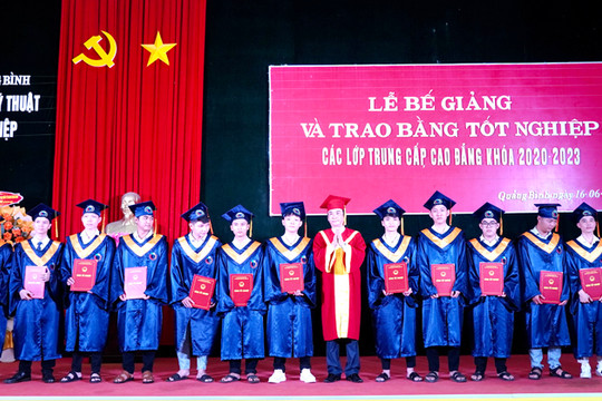 Trường Cao đẳng ở Quảng Bình trao bằng tốt nghiệp cho học viên
