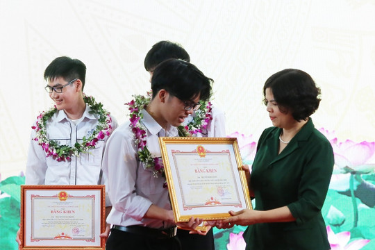 Bắc Ninh tuyên dương khen thưởng giáo viên, học sinh
