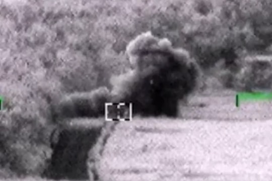 Tên lửa của trực thăng Nga Ka-52 bám đuổi và làm phát nổ xe thiết giáp Ukraine