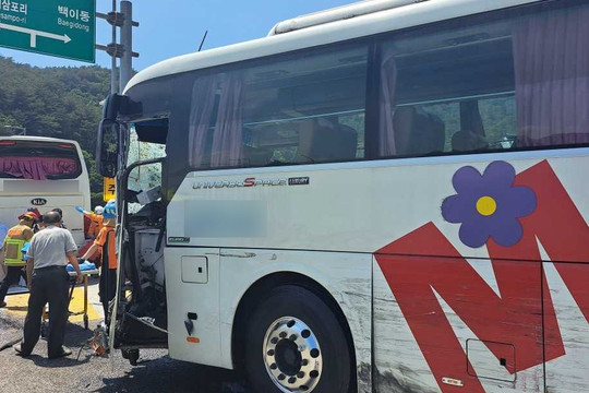 Xe tải, xe buýt chở học sinh tông liên hoàn ở Hàn Quốc
