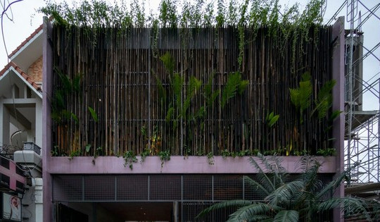 Nhà bằng thép tái chế dùng cây làm mặt tiền cản nắng nóng gây thương nhớ