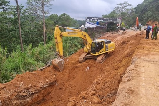 Hai công nhân bị đất vùi lấp, thương vong khi thi công đèo Prenn