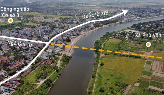 Toàn cảnh vị trí sẽ xây cầu vượt sông Đáy ở Phù Vân, TP Phủ Lý, Hà Nam