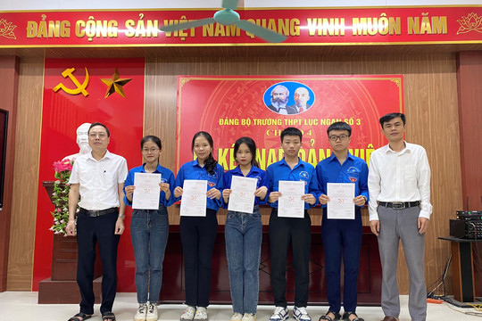 Bắc Giang có thêm 5 học sinh vinh dự đứng trong hàng ngũ của Đảng