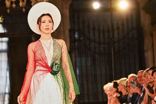 Hoa hậu Thu Hoài tự hào quảng bá áo dài Việt tại Italy