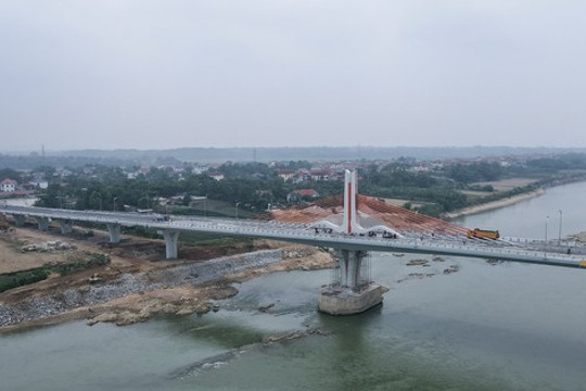 Cận cảnh cây cầu nối hai tỉnh Phú Thọ - Vĩnh Phúc sắp khánh thành