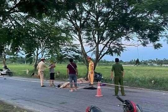 Xe máy tông vào cây phượng, 2 anh em trai tử vong