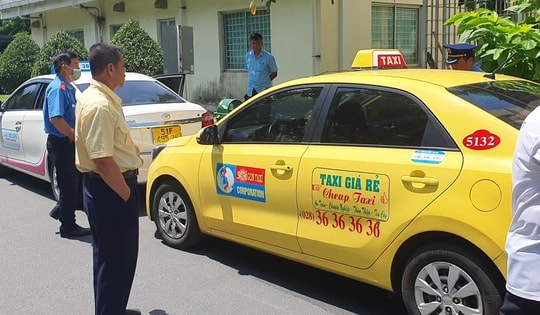 Kiểm tra chiếc taxi lắp công tắc gian lận tiền cước, chạy thử giá tăng gấp 10 lần