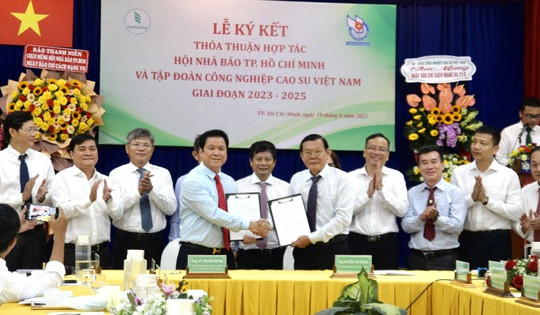 Hội Nhà báo TP.HCM ký kết chương trình hợp tác với Tập đoàn Công nghiệp cao su Việt Nam