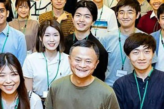 Hình ảnh tỷ phú Jack Ma lần đầu dạy học ở Nhật