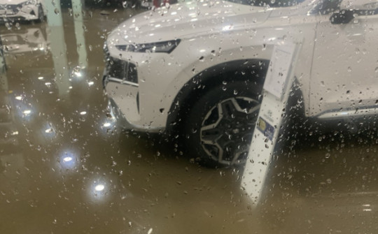 Hà Nội đón "mưa vàng", nước ngập đường, tràn vào showroom ô tô