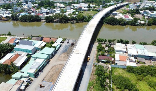 Hình ảnh cầu bắc qua rạch Cây Khô đang xây kết nối đường đường Phạm Hùng - Nguyễn Bình tại huyện Nhà Bè, TP HCM