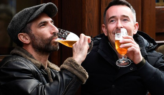 Lạm phát dai dẳng ở Anh: Các "ông lớn" ngành bia quyết chỉ giảm cồn chứ không giảm giá