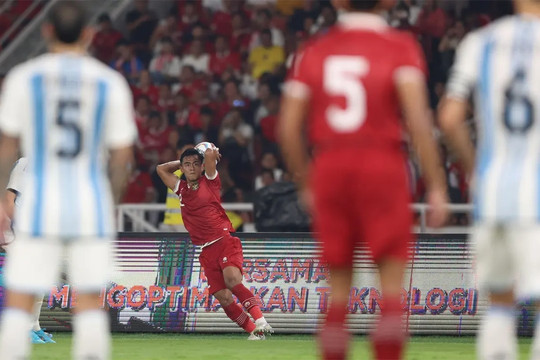 Hậu vệ ĐT Indonesia ném biên khiến thủ môn Argentina cứu thua vất vả