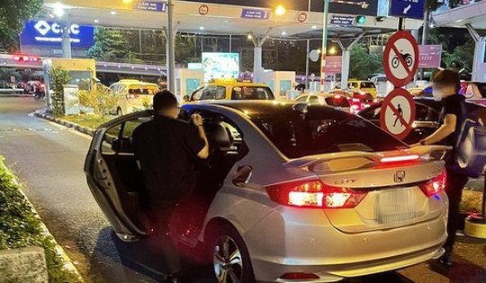 Cục hàng không yêu cầu xử lý tình trạng gian lận giá taxi tại Tân Sơn Nhất