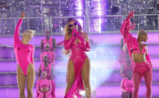 Beyoncé mặc toàn đồ của NTK da màu trong siêu show diễn thế giới