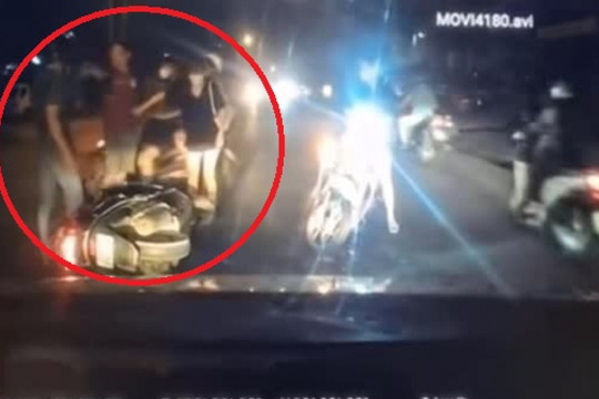 Clip lái xe máy chở 2 cô gái gây họa, tài xế còn bỏ xe đánh người gặp tai nạn