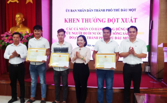Lao xuống sông Sài Gòn cứu 2 mẹ con: 3 thanh niên được khen thưởng