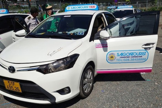 2 hãng taxi phải tạm dừng đón khách tại Tân Sơn Nhất do gian lận cước