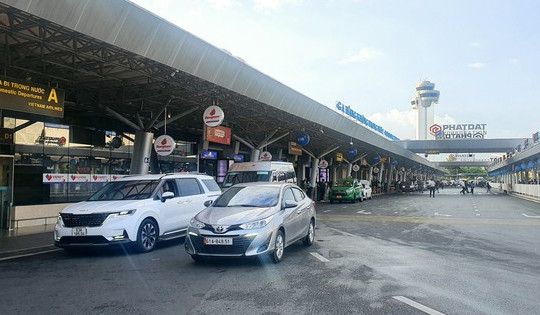 Tạm dừng hoạt động 2 hãng taxi ở sân bay Tân Sơn Nhất bị tố gian lận cước