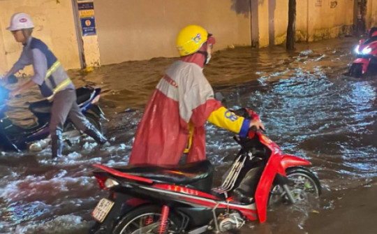 TP HCM: Mưa lớn gây ngập khắp nơi, người dân bì bõm đẩy xe