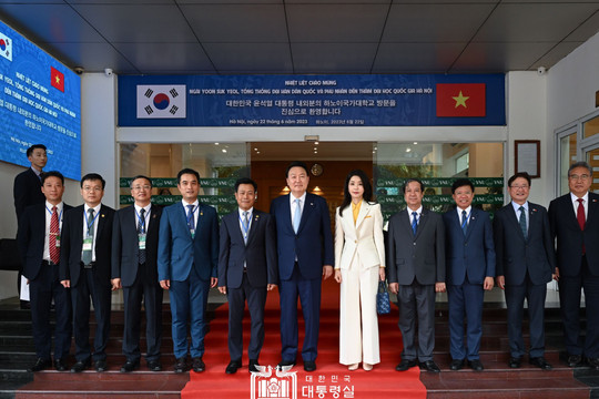 Tổng thống Hàn Quốc Yoon Suk Yeol giao lưu với sinh viên ĐHQGHN