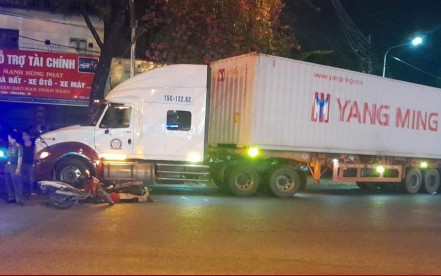 Hải Phòng: Container va chạm với hai xe mô tô, 5 người bị thương