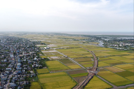 Toàn cảnh đường ven biển đang xây dựng qua huyện Tiền Hải, Thái Bình