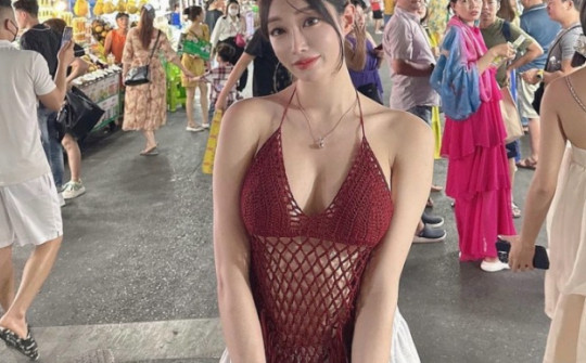 Người mẫu Hàn Quốc khoe thời trang đi chợ đêm Phú Quốc nổi bật vì vóc dáng như búp bê