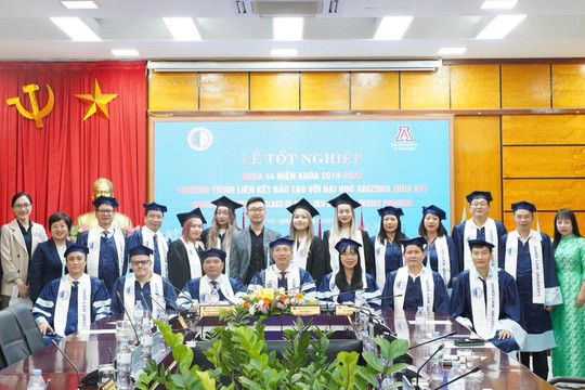 Trường ĐH Luật Hà Nội trao bằng tốt nghiệp chương trình liên kết